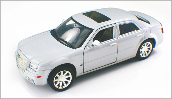 Porcellana 1/24 automobili di modello su ordinazione bianche argentee Chrysler 300 della scala come a casa Decoratio fornitore