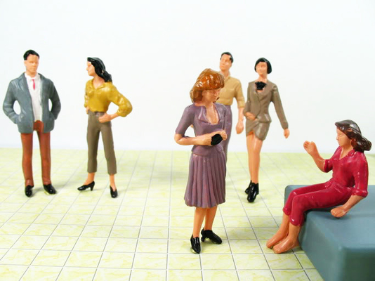 La gente architettonica del nero/rossa scala del modello modella le figure della gente fornitore