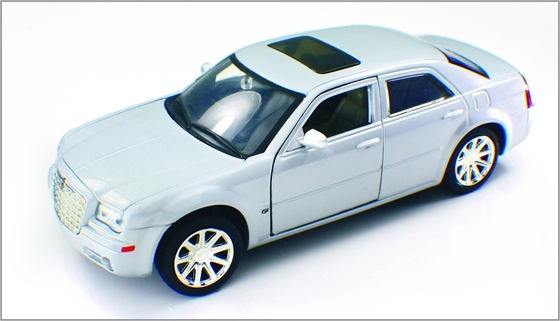 La lega di 1:24 muore automobili di modello su ordinazione astute Chrysler 300C della scala della colata fornitore
