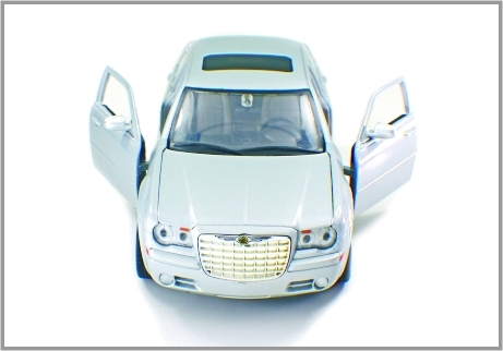 La lega di 1:24 muore automobili di modello su ordinazione astute Chrysler 300C della scala della colata fornitore