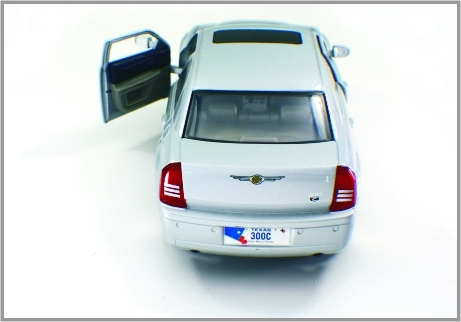 La lega di 1:24 muore automobili di modello su ordinazione astute Chrysler 300C della scala della colata fornitore