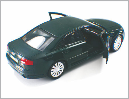 1/24 ha fuso sotto pressione le automobili di modello su ordinazione nere luminose Audi A8 della scala della lega come a casa Decoratio fornitore